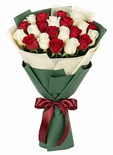 Букет Микс из красных и белых роз в Мартюше
