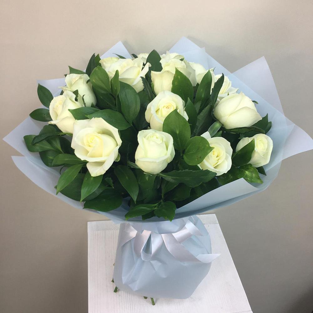Букет 15 Белых роз Проуд в Мартюше