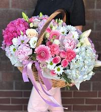 Цветочная композиция из Розы, Хризантемы, Пионы и Лизиантусы в корзине #REPLACE_PRED# Мартюше