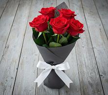 Букет 5 Красных роз Эдлесс Лав в Мартюше