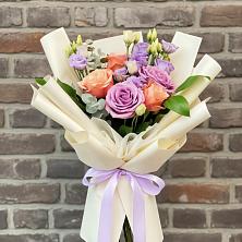 Букет цветов из:  Лизиантусы и Розы в Мартюше