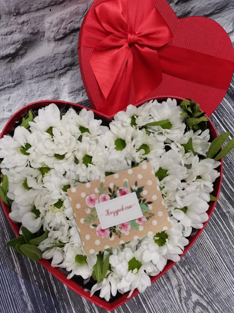 Цветочная композиция из Хризантемы в виде сердца в Мартюше