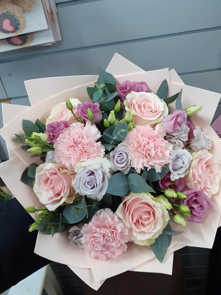 Букет цветов из: Розы, Гвоздики и Лизиантусы в Мартюше