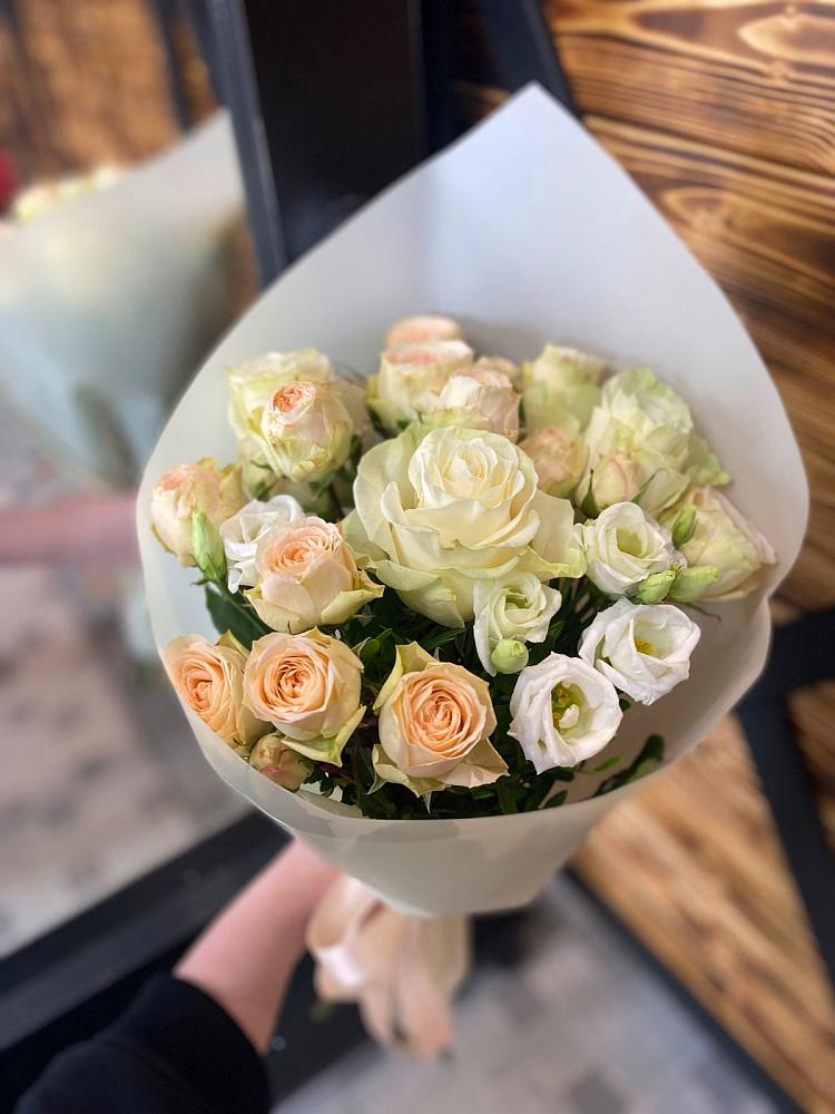 Букет цветов из: Розы и Лизиантусы в Мартюше